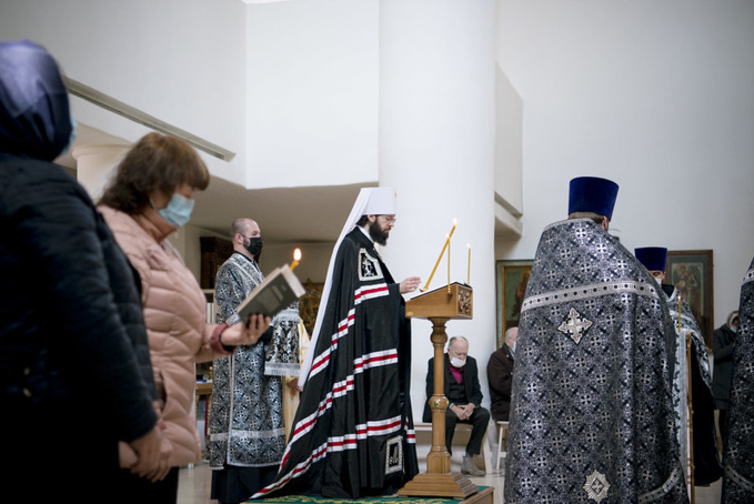 Mgr Antoine a célébré les Matines avec la lecture du Grand canon pénitentiel du saint André de Crète
