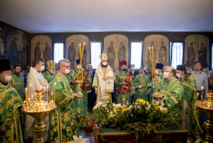 Le jour de l'Esprit Saint, Mgr Antoine a célébré la Divine Liturgie en l'église des Trois Saints Docteurs à Paris Le jour de l'Esprit Saint, Mgr Antoine a célébré la Divine Liturgie en l'église des Trois Saints Docteurs à Paris