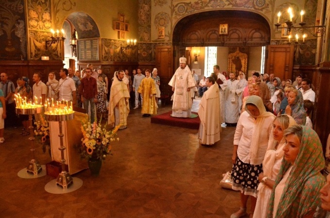 Liturgie épiscopale dans l'église Saint-Nicolas de Nice le jour de la Transfiguration du Seigneur