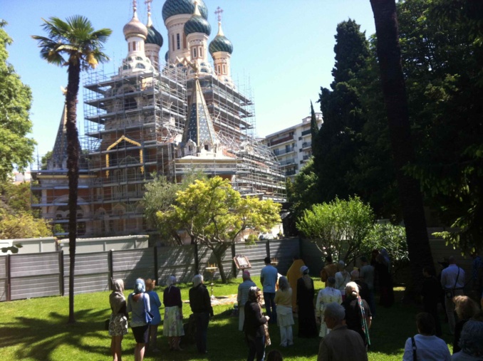 À Nice: un office en plein air pendant les travaux dans l'église Saint-Nicolas