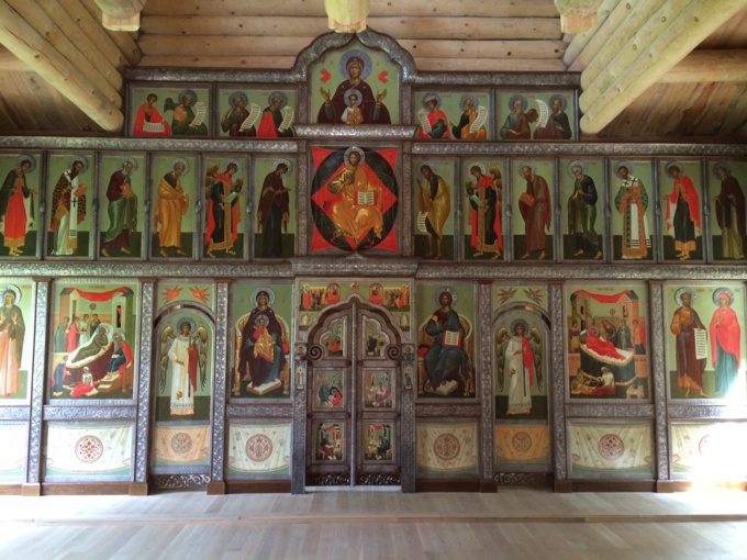 L'iconostase de l'église en bois du Séminaire orthodoxe d'Épinay-sous-Sénart a été installée