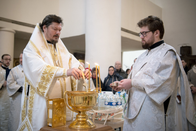 La Divine Théophanie : le métropolite Nestor a célébré la Divine Liturgie en la cathédrale de la Sainte Trinité à Paris