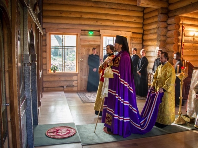 L'évêque Nestor a présidé la célébration de la divine liturgie dans l'église en bois du Séminaire à Épinay-sous-Sénart