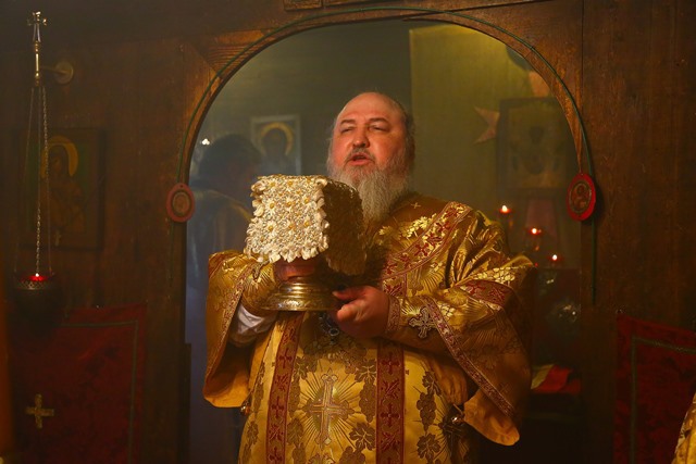 Le métropolite Cyrille de Stavropol célèbre la liturgie dans l'église orthodoxe de Clamart