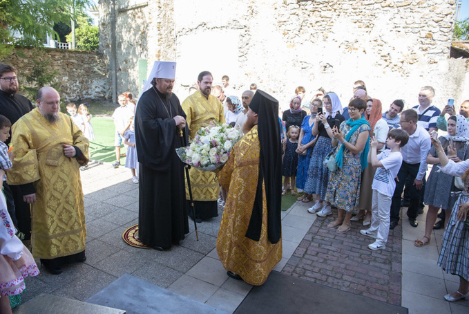 Le métropolite Nestor s’est rendu en visite archipastorale à la paroisse du Saint Séraphin à Montgéron