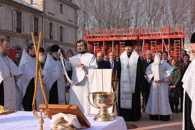 Prière sur le chantier de la nouvelle église orthodoxe à Paris