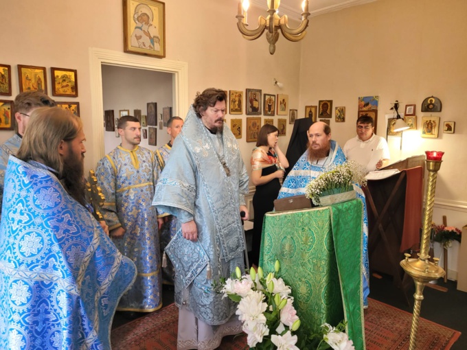 À l'occasion de l'anniversaire de son sacre épiscopal, le Métropolite Nestor a célébré la Liturgie à la chapelle du Saint-Esprit à Clamart