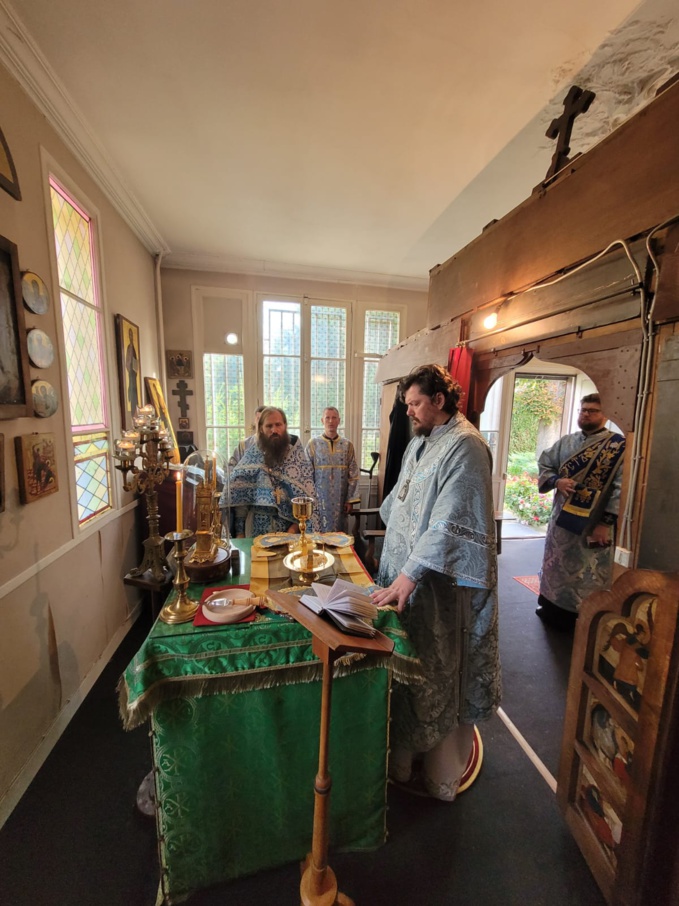 À l'occasion de l'anniversaire de son sacre épiscopal, le Métropolite Nestor a célébré la Liturgie à la chapelle du Saint-Esprit à Clamart