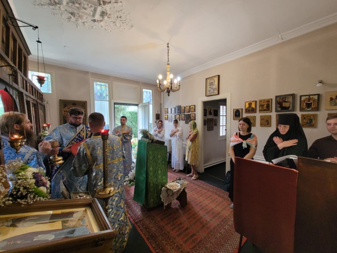 À l'occasion de l'anniversaire de son sacre épiscopal, le Métropolite Nestor a célébré la Liturgie à la chapelle du Saint-Esprit à Clamart À l'occasion de l'anniversaire de son sacre épiscopal, le Métropolite Nestor a célébré la Liturgie à la chapelle du Saint-Esprit à Clamart
