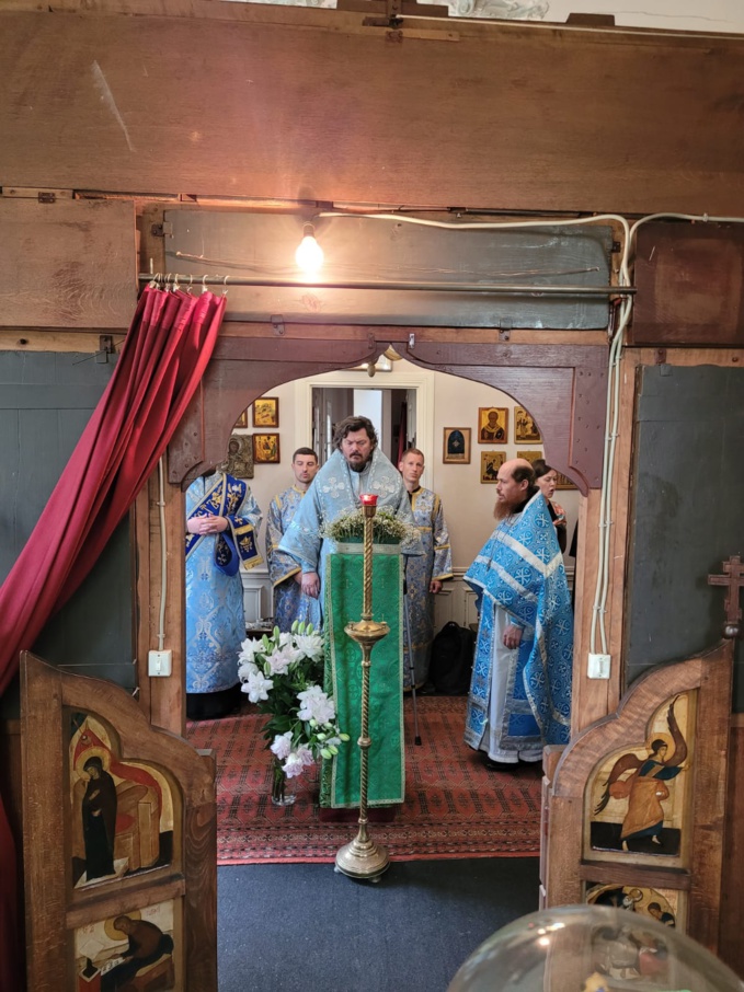 À l'occasion de l'anniversaire de son sacre épiscopal, le Métropolite Nestor a célébré la Liturgie à la chapelle du Saint-Esprit à Clamart