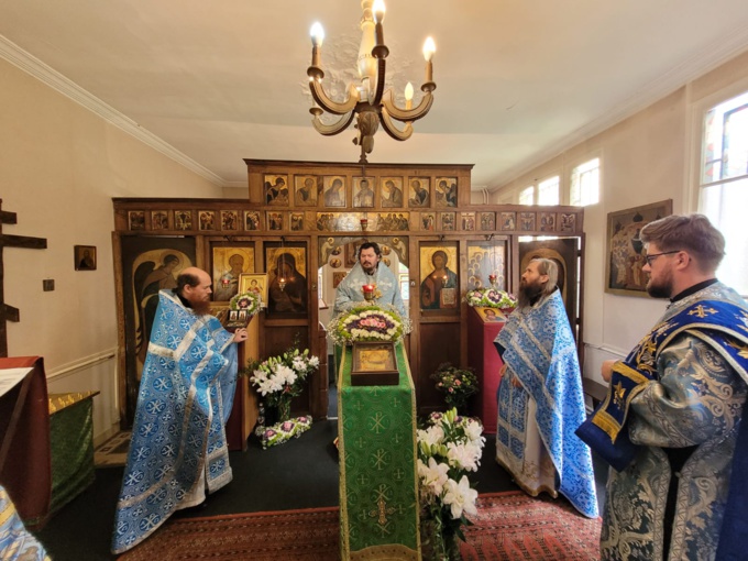 À l'occasion de l'anniversaire de son sacre épiscopal, le Métropolite Nestor a célébré la Liturgie à la chapelle du Saint-Esprit à Clamart