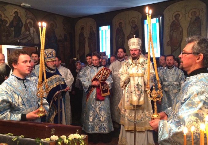 Le jour de la fête de la Présentation de la Vierge Marie au Temple Mgr Nestor a célébré la Divine Liturgie à la cathédrale Trois-Saints Docteurs à Paris