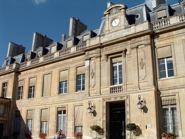 Monseigneur Nestor a participé à la réception donnée par la Mairie du VIIe arrondissement de la capitale