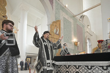 Le Mardi Saint: le métropolite Nestor a célébré la Liturgie des Dons Présanctifiés en la cathédrale de la Sainte Trinité à Paris