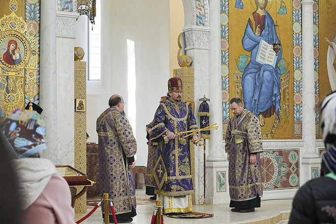 Le Jeudi Saint: Mgr Nestor a célébré la Divine Liturgie en la cathédrale de la Sainte Trinité à Paris