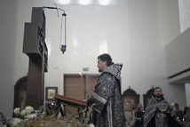 Le métropolite Nestor a célébré les matines du Vendredi Saint avec la lecture de douze évangiles de la Passion