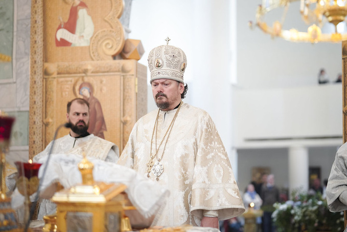 Le Samedi Saint: Mgr Nestor a célébré la Divine Liturgie en la cathédrale de la Sainte Trinité à Paris