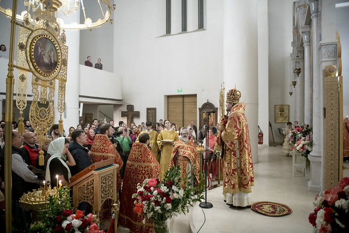 La nuit de la Résurrection du Christ : le métropolite Nestor a célébré les offices de Pâques en la cathédrale de la Sainte Trinité à Paris