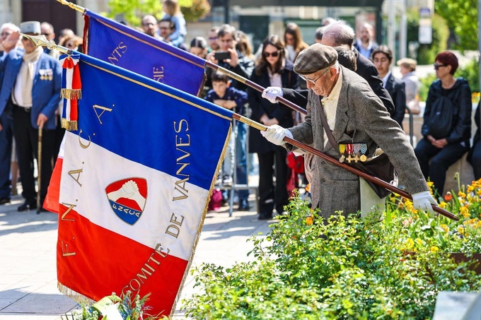 Le recteur de la paroisse Sainte-Trinité à Vanves a pris part à l'hommage solennel aux victimes de la Seconde Guerre mondiale