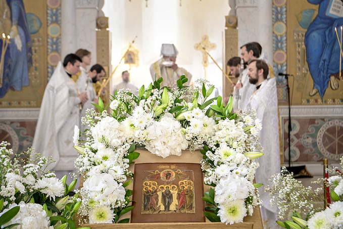Monseigneur Nestor a célébré la Liturgie de la fête d'Ascension du Christ en la cathédrale Sainte Trinité à Paris