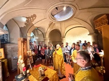Une Divine Liturgie a été célébrée auprès des reliques de la sainte impératrice Hélène à Paris Une Divine Liturgie a été célébrée auprès des reliques de la sainte impératrice Hélène à Paris