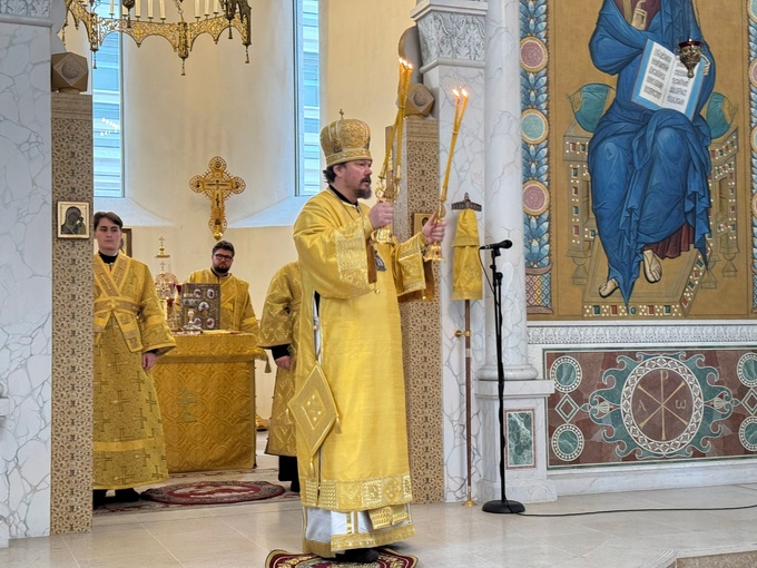 Le métropolite Nestor a célébré la Divine Liturgie en la cathédrale de la Sainte et Vivifiante Trinité à Paris