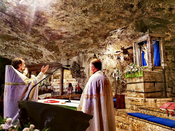 Une Divine Liturgie fut célébrée en l’église rupestre de Gargano, en Italie Une Divine Liturgie fut célébrée en l’église rupestre de Gargano, en Italie