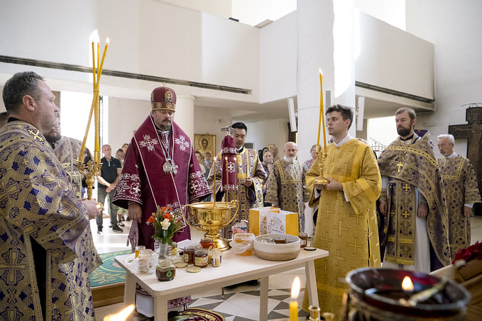 Fête de la Procession du bois de la Sainte Croix : Mgr Nestor célébra la Divine Liturgie en la cathédrale de la Sainte Trinité à Paris