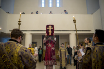 Le métropolite Nestor a célébré les vigiles et le rite d'élévation de la Sainte Croix en la cathédrale Sainte Trinité à Paris