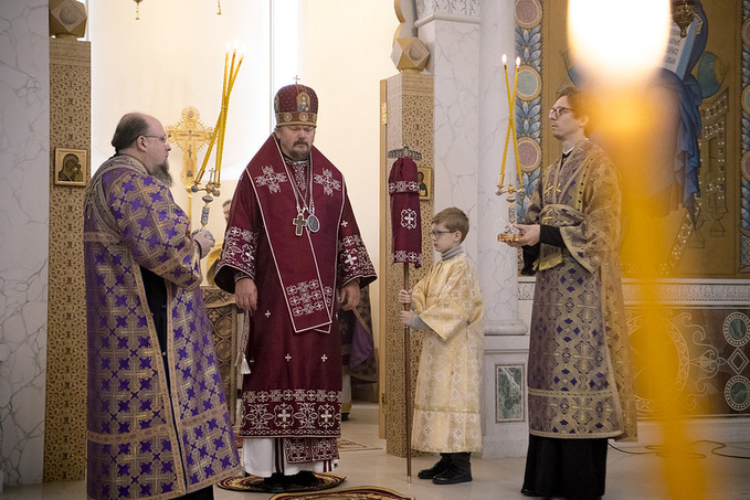 Fête d'Exaltation de la Croix: Monseigneur Nestor a célébré la Divine Liturgie en la cathédrale Sainte-Trinité à Paris