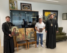 Le consul général russe a remis au diocèse de Chersonèse des icônes anciennes russes Le consul général russe a remis au diocèse de Chersonèse des icônes anciennes russes