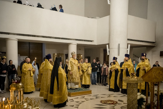 Le métropolite Marc a célébré les vigiles en la cathédrale de la Sainte Trinité à Paris Le métropolite Marc a célébré les vigiles en la cathédrale de la Sainte Trinité à Paris