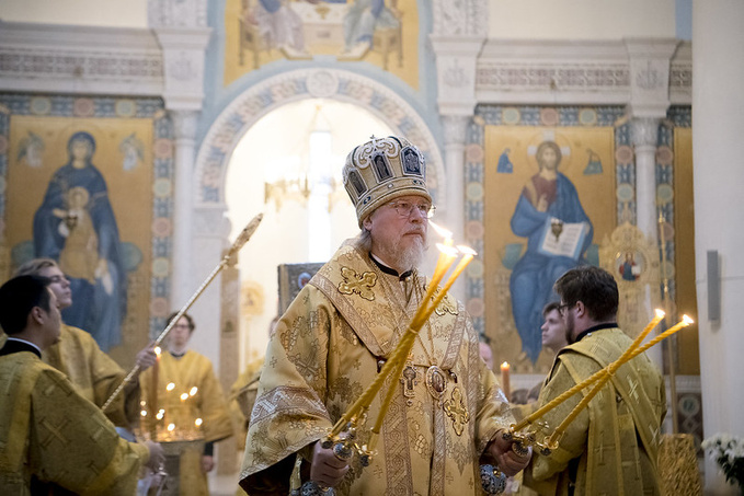 Administrateur de l'Exarchat d'Europe occidentale célébra la Liturgie en la cathédrale de la Sainte Trinité à Paris