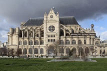 Le clergé et le chœur de la cathédrale participèrent à un office funéraire en mémoire des représentants des forces de l’ordre morts en service