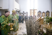 La veille du Dimanche des Rameaux Monseigneur Marc a célébré les vigiles de fête