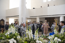 Son Éminence a officié la vêpres du Vendredi Saint