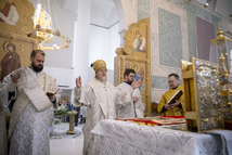 Le Samedi Saint: Mgr Marc a célébré la Divine Liturgie en la cathédrale de la Sainte Trinité à Paris