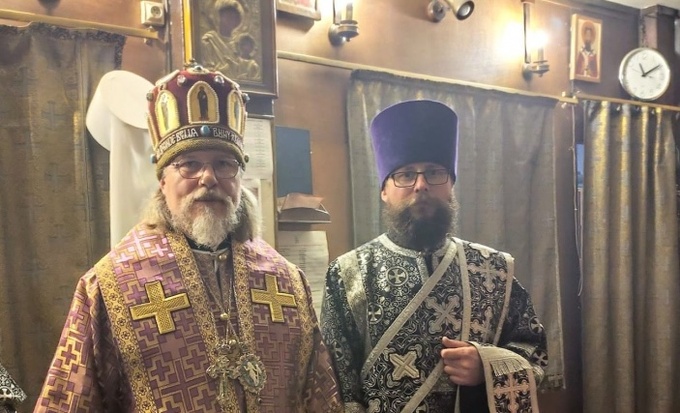 Des clercs du diocèse de Chersonèse sont distingués par des décorations liturgiques à l’occasion de la fête de la Sainte Pâque du Christ