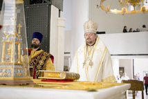 Monseigneur Nestor a célébré la Liturgie dominicale en la cathédrale de la Sainte Trinité à Paris