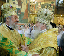Le patriarche de Moscou et l'archevêque de Chypre célèbrent une liturgie commune à Moscou Le patriarche de Moscou et l'archevêque de Chypre célèbrent une liturgie commune à Moscou