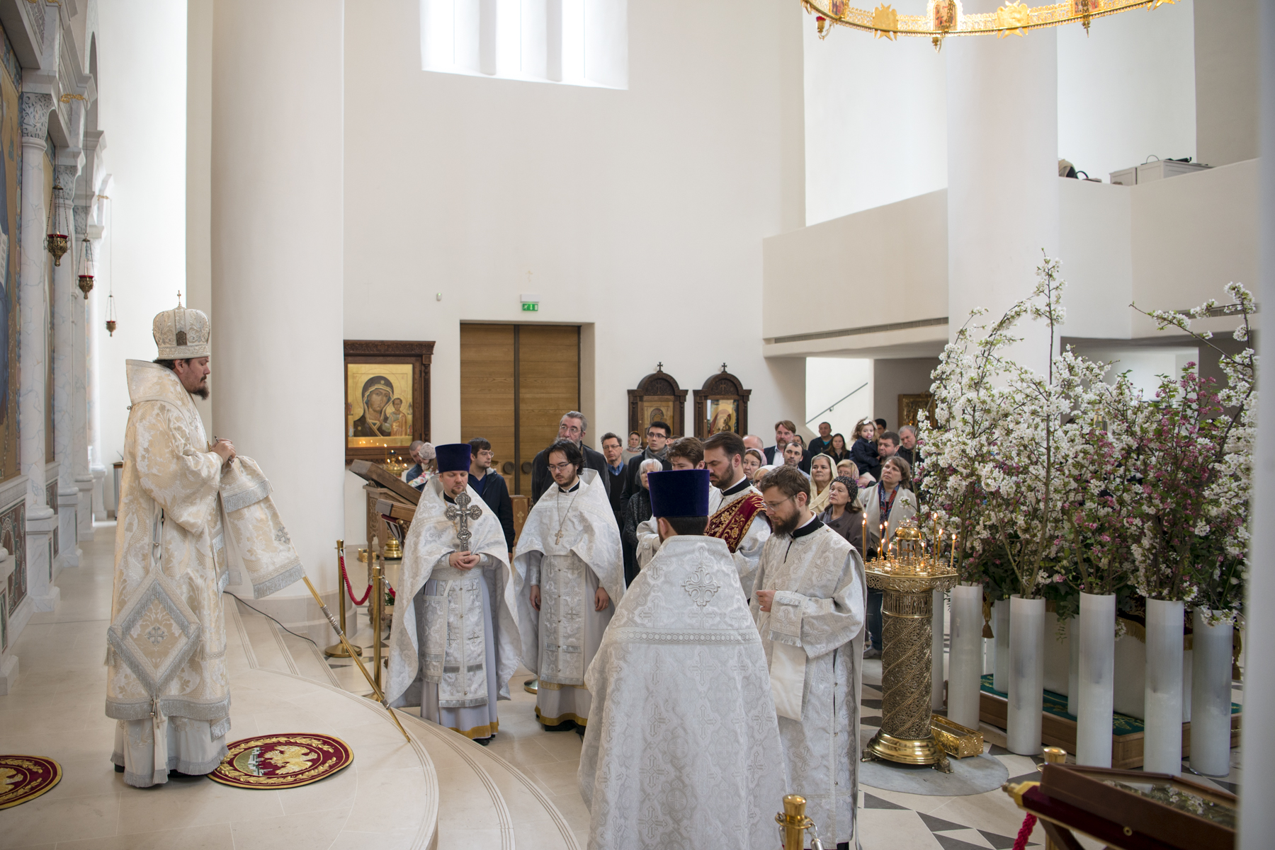 Mgr Nestor, évêque de Chersonèse, présida les vêpres et la Divine Liturgie du Samedi Saint