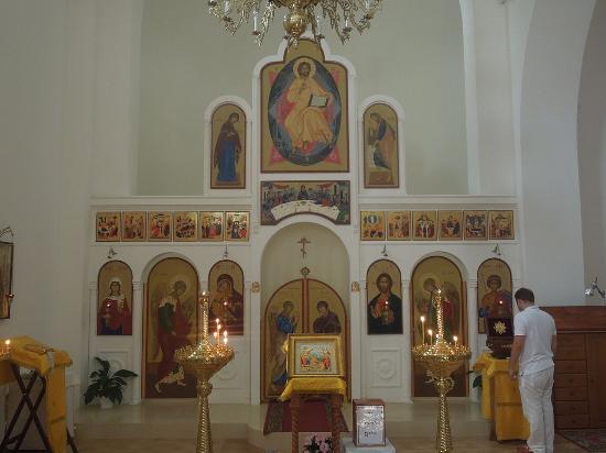 Mgr Nestor, évêque de Chersonèse, a célébré la Divine Liturgie à l'église de Annonciation à Barcelone
