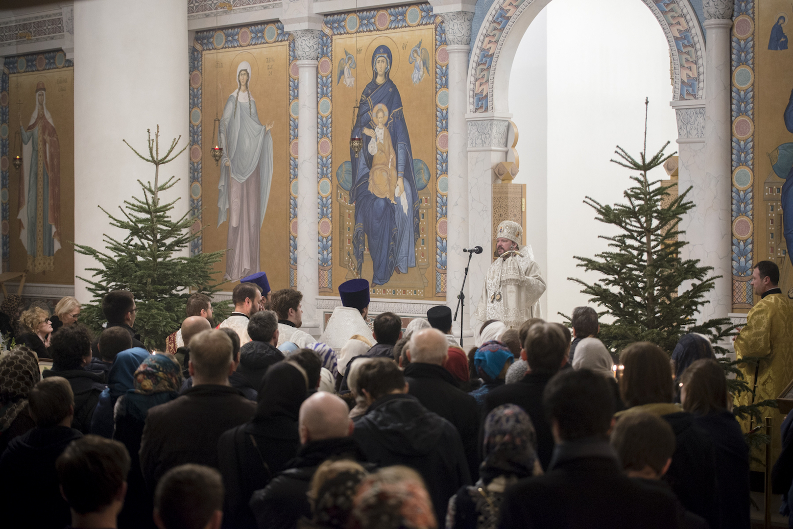 Mgr Jean, métropolite de Chersonèse et d'Europe occidentale, a célébré la Divine Liturgie de Noël en la cathédrale de la Sainte Trinité à Paris
