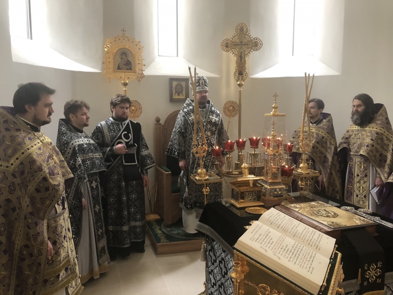 Mardi Saint: l’Exarque du Patriarche a célébré les Vêpres et la Liturgie des Saints Dons Présanctifiés en la cathédrale de la Saint-Trinité