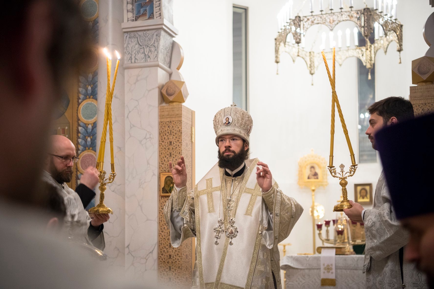 La Nativité du Christ: Mgr Antoine a célébré la Divine Liturgie nocturne en la cathédrale de la Sainte Trinité à Paris