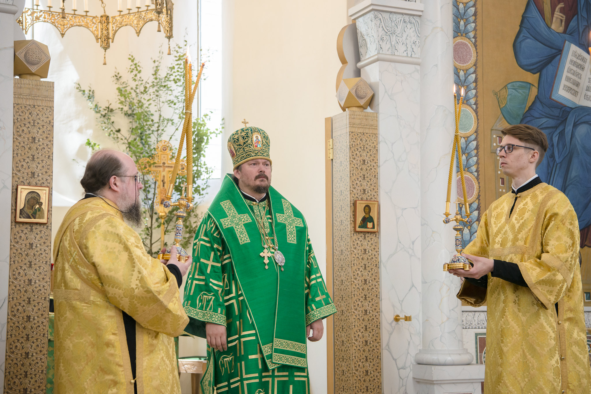 Mgr Nestor, archevêque de Madrid et de Lisbonne a présidé les solennités de la fête onomastique de la cathédrale Sainte-Trinité à Paris
