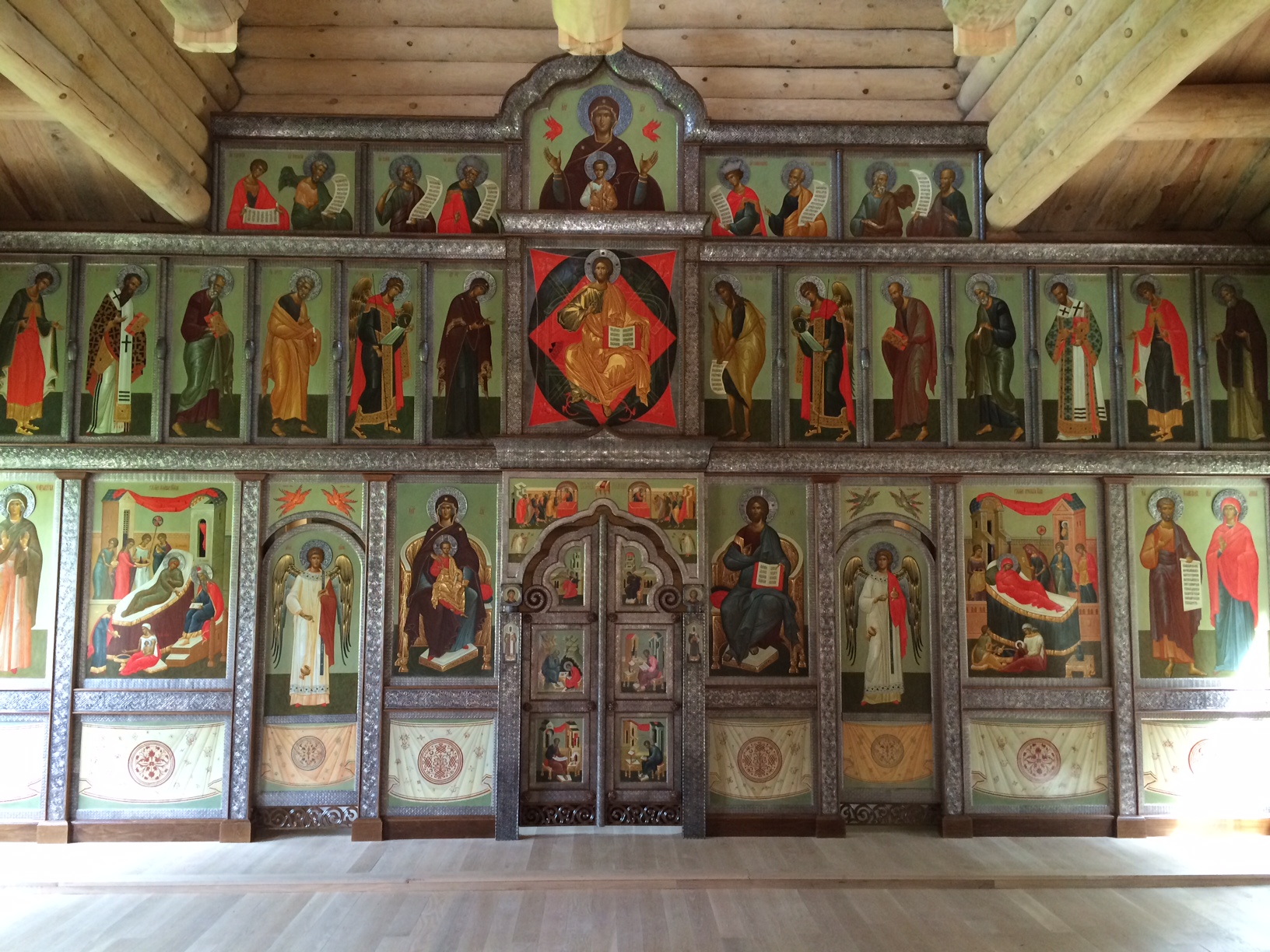 L'iconostase de l'église en bois du Séminaire orthodoxe d'Épinay-sous-Sénart a été installée