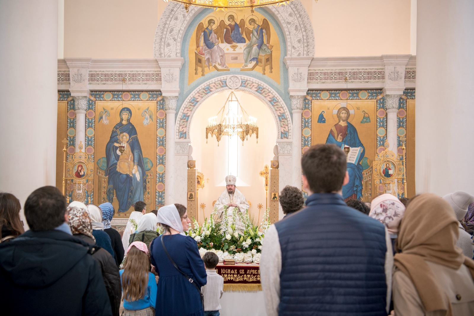 Le Samedi Saint: le métropolite Nestor a célébré les vêpres et la Divine Liturgie en la cathédrale de la Sainte-Trinité