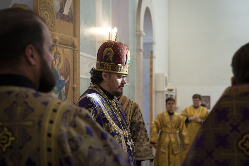 Le dimanche après l'Exaltation: le métropolite Nestor a célébré la Divine Liturgie en la cathédrale de la Sainte Trinité à Paris