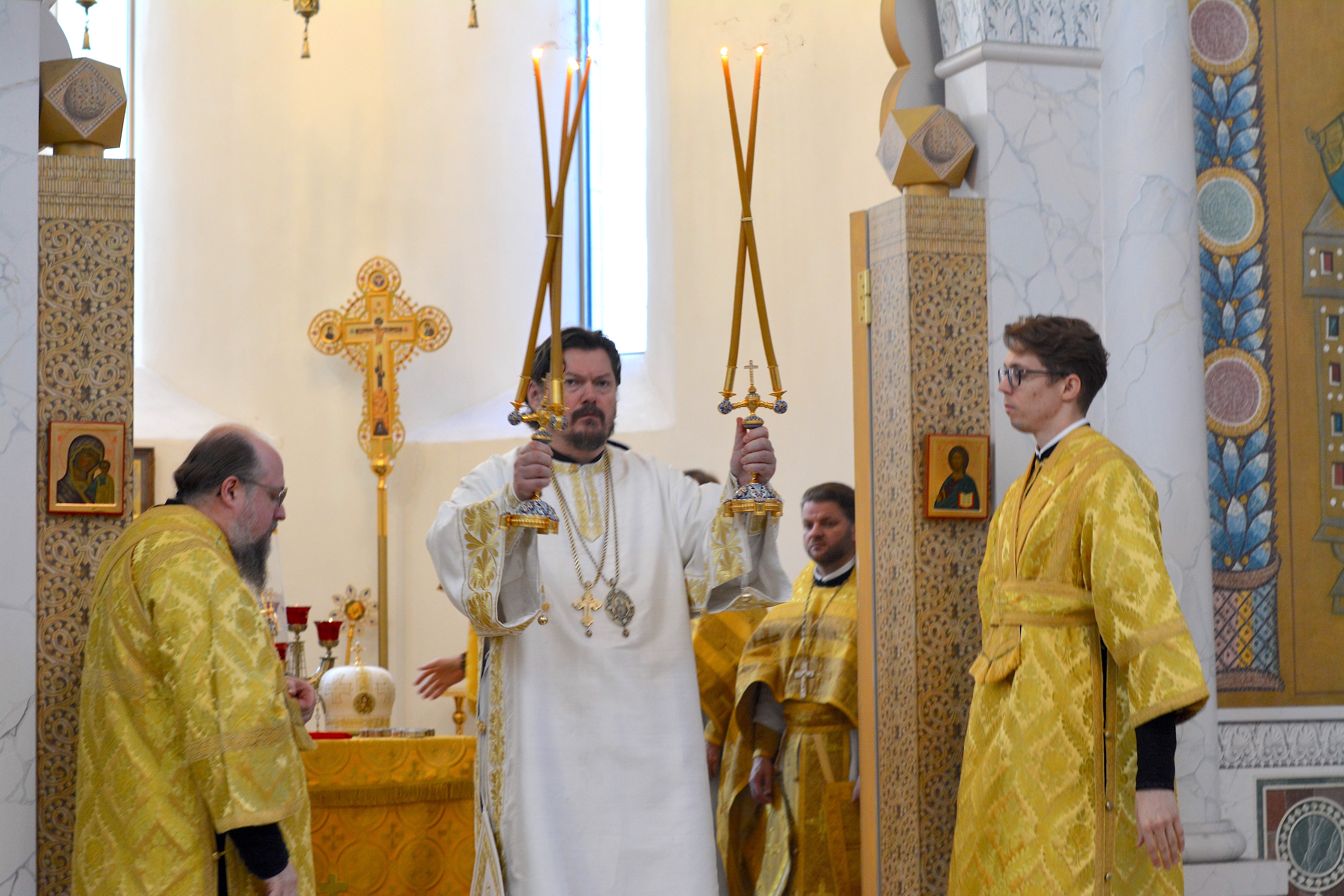 Le métropolite Nestor a célébré la Divine Liturgie en la cathédrale de la Sainte Trinité à Paris
